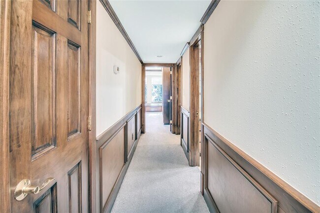 Building Photo - 452 N Post Oak Ln