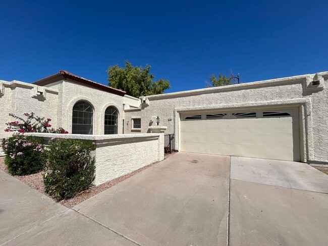 Primary Photo - 1912 E Vinedo Ln