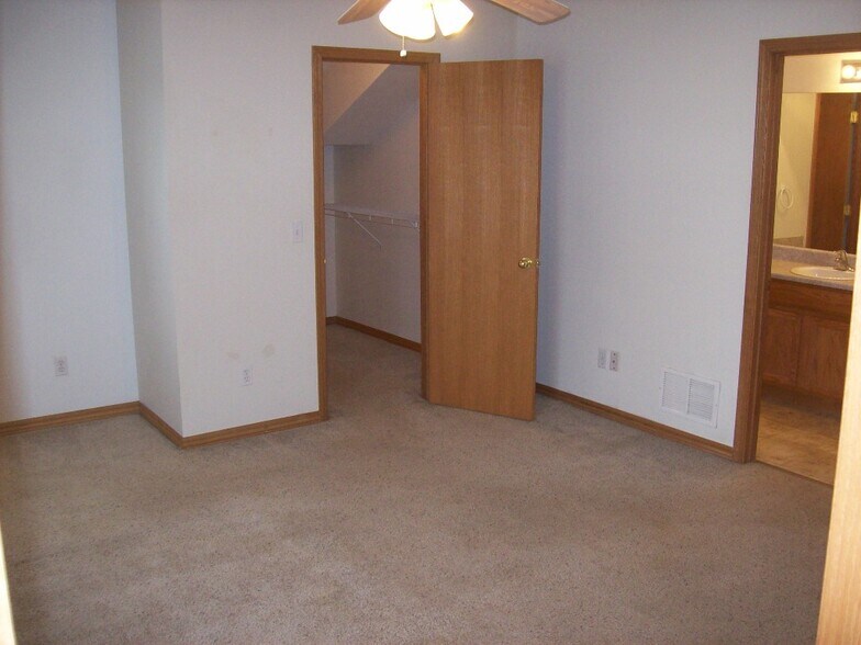 Master Bedroom Walk-In Closet - 3027 N Fremont Ave