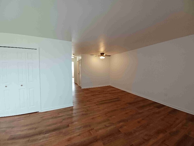 Building Photo - 1861 W 13 Mile Rd