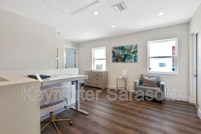 Building Photo - 2056 Roselawn St