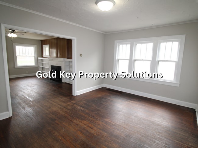 Building Photo - Adorable 2 BR 1 BA House with Garage and C...