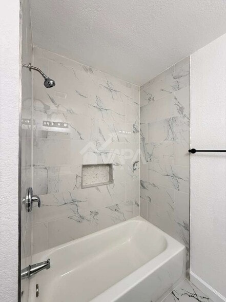 Building Photo - 411 Yolanda Dr
