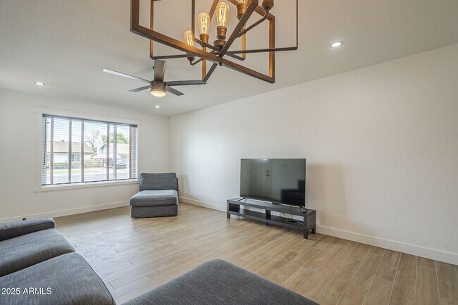 Building Photo - 2030 E Duke Dr