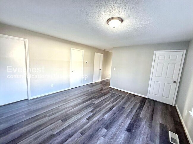 Building Photo - Limited Time Special Offer - Split your security deposit payment. 3 Bed/1 Bath Home with Fenced Y...