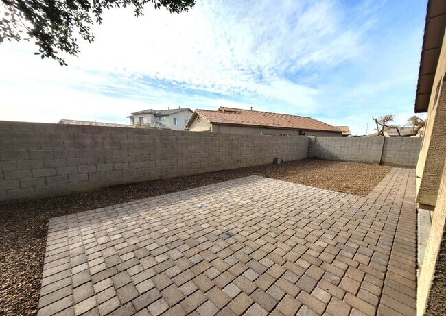 Building Photo - Stunning 4-bedroom 2 bathroom