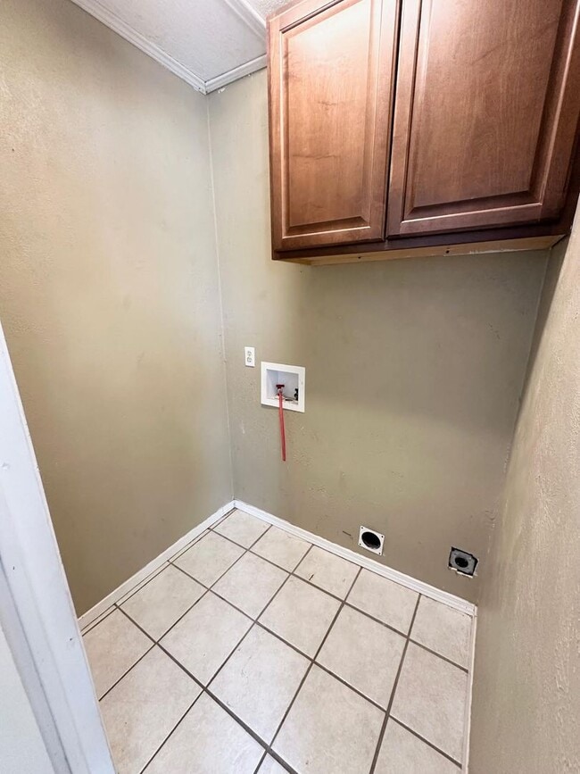 Building Photo - 3 Bed 1 Bath Ready to Rent!