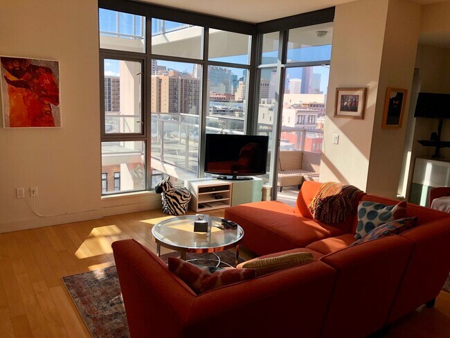 Building Photo - Downtown San Diego - fully furnished upsca...