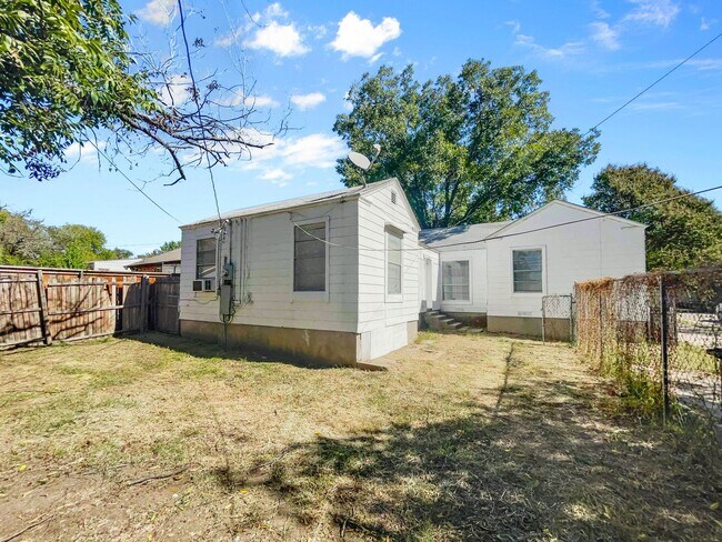 Building Photo - Ridglea West Home with Hardwood Floors & F...