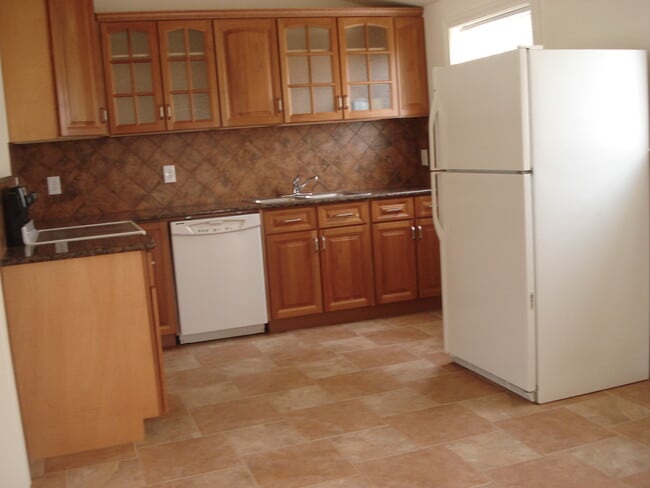 Building Photo - 703 S Fruitland Dr