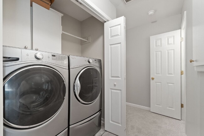 Building Photo - Beautifully Renovated Townhome (2BR/2.5BA)...