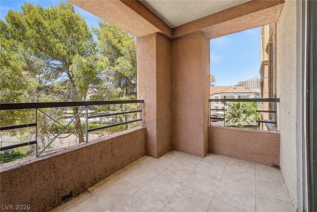 Building Photo - 260 E Flamingo Rd