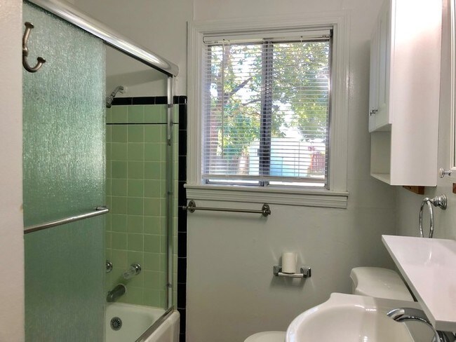 Building Photo - Adorable Home For Rent In Tahoe Park South