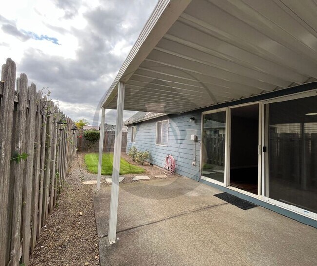 Building Photo - Single Level House - Move-in Ready Early July