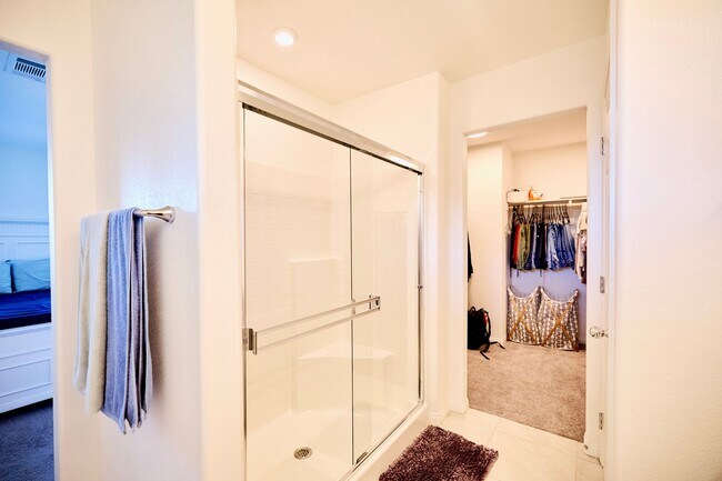Building Photo - Henderson Townhome for rent