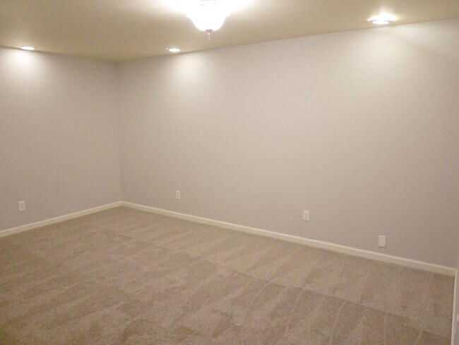 Building Photo - 5555 E Briarwood Ave