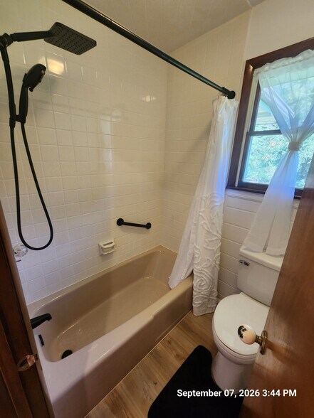 Main bathroom - 218 1/2 Wyalusing St