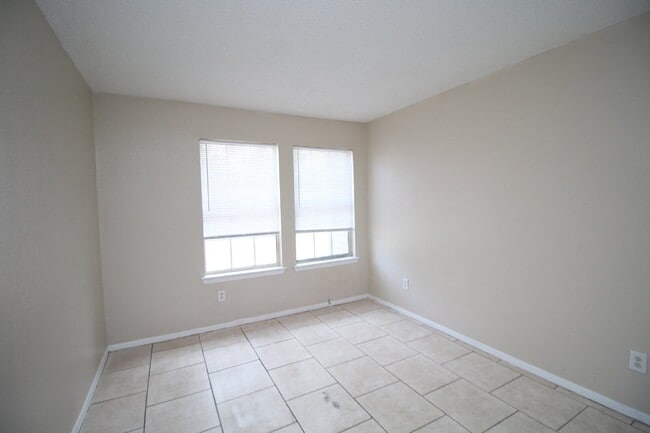Building Photo - Coming 9/12! Spacious 2-Bedroom, 1-Bath Du...