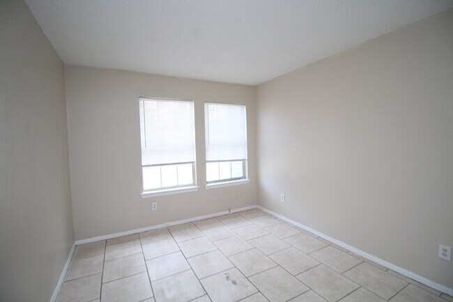 Building Photo - Spacious 2-Bedroom, 1-Bath Duplex Near Sch...