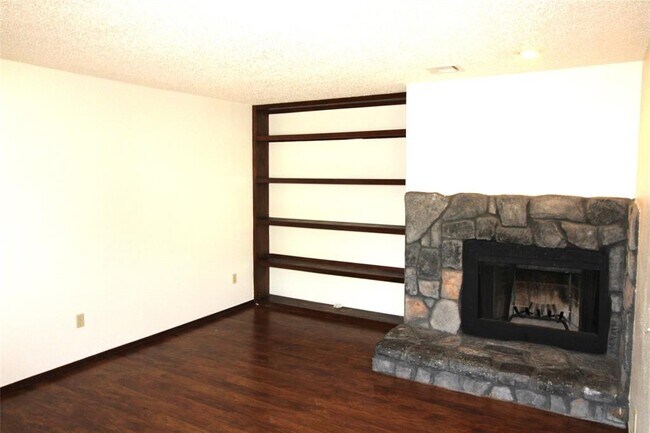 Building Photo - 316 Falcon Ct