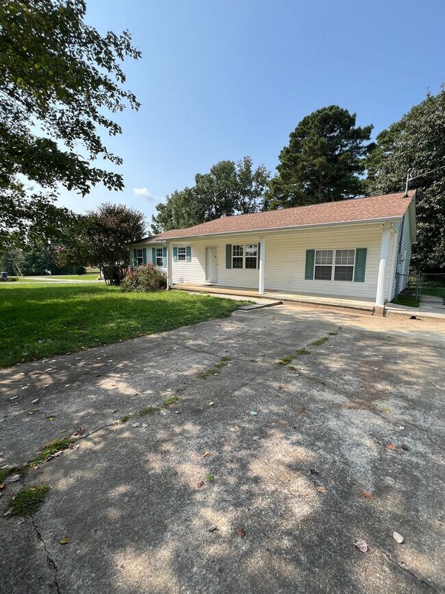 Building Photo - 3 Bedroom, 2 Bath Home