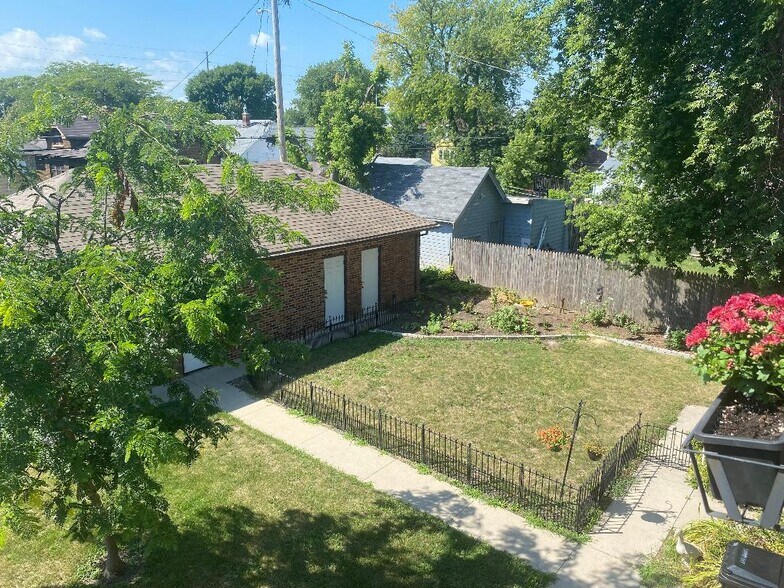 Building Photo - 2040 Quincy Ave