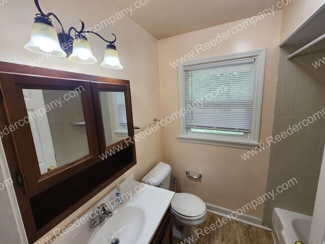 Building Photo - Spacious 3 bedroom 2 bathroom house