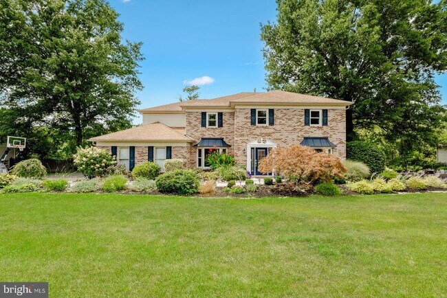 Building Photo - 2023 Country Club Dr