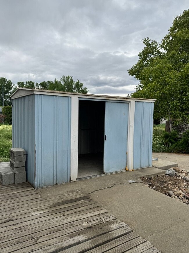 Building Photo - West side 2br with washer/dryer hookup!