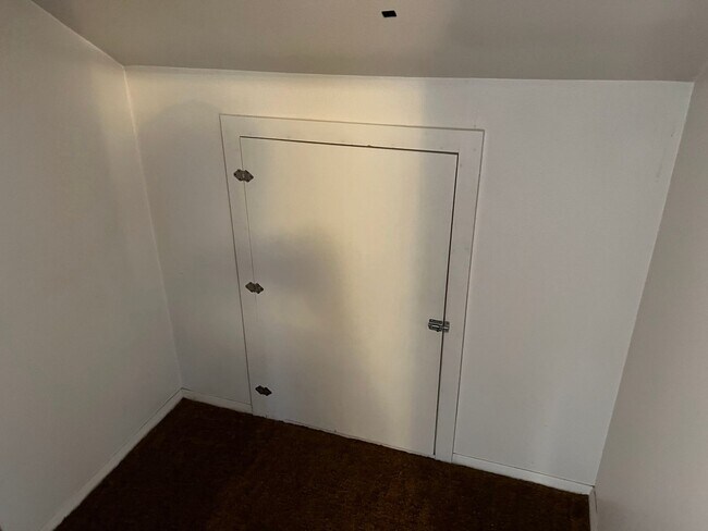 Building Photo - 3 Bedroom, 1.5 Bath Townhome W/ Attached S...