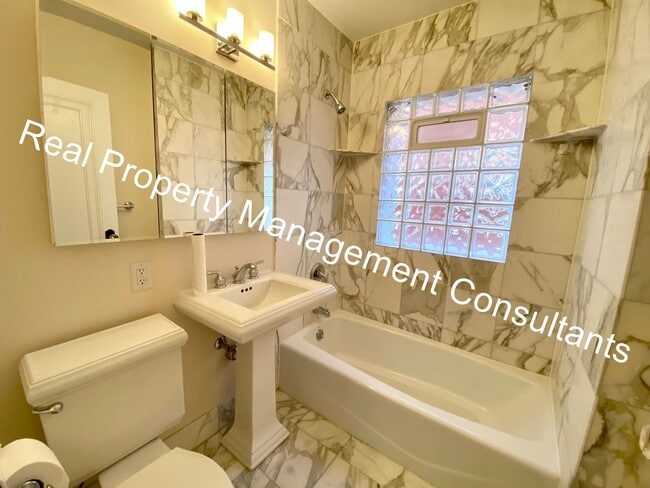 Building Photo - 2-Bed Apartment Close to the Plaza