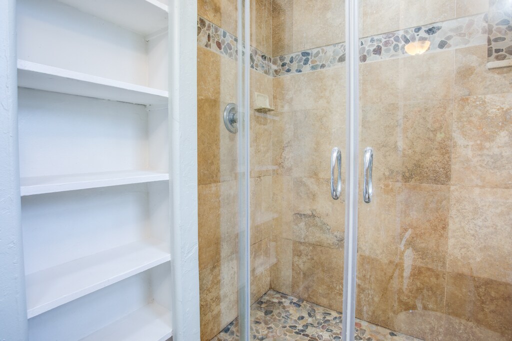 bathroom - 905 Plaza St