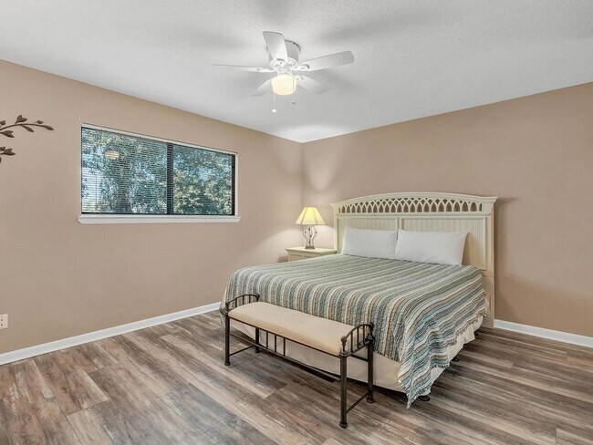 Building Photo - Beautiful Condo with Beach Front Access