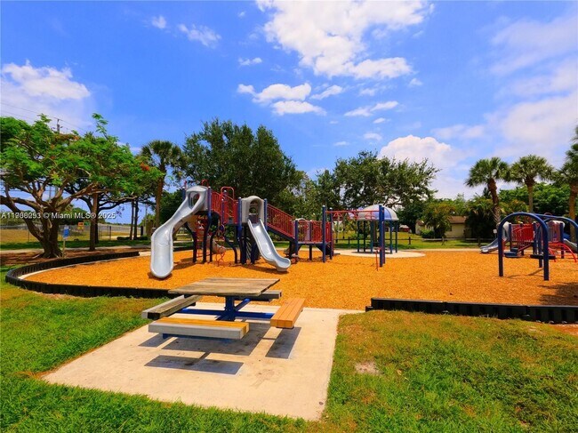 Building Photo - 4912 Serafica Dr