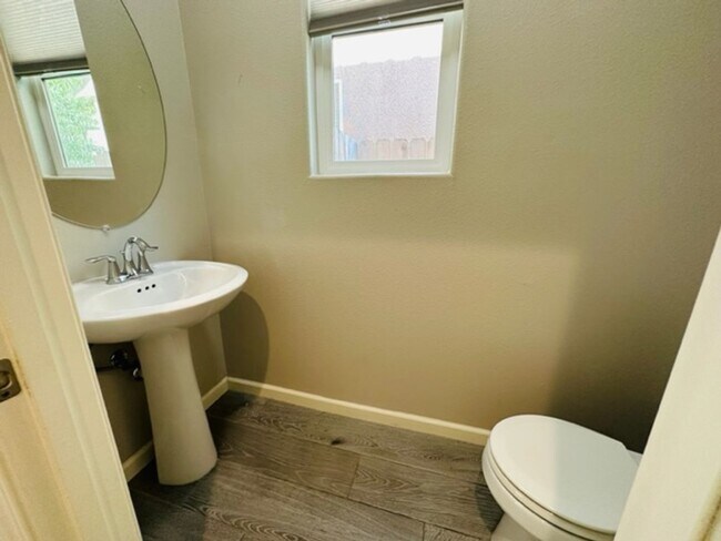 Building Photo - $2,295 Fowler & Belmont, 3 Bed - E. Peruna Way, Fresno - Gated Community & Pool