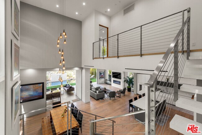 Building Photo - 6617 Lindenhurst Ave