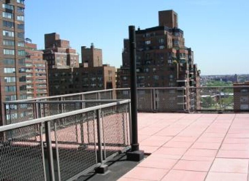 Building Photo - 522 E 81st St
