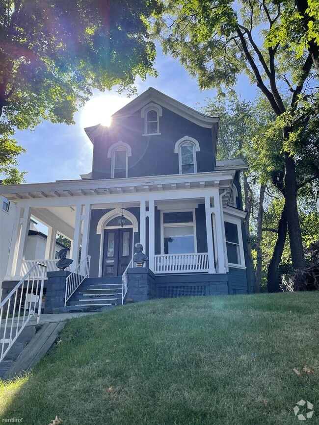 Building Photo - 2 br, 1 bath Triplex - 624 Jefferson Avenue 3