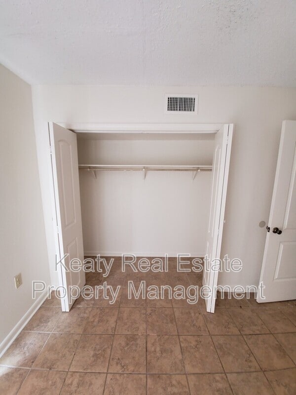 Building Photo - 803-2 Fox Run Avenue