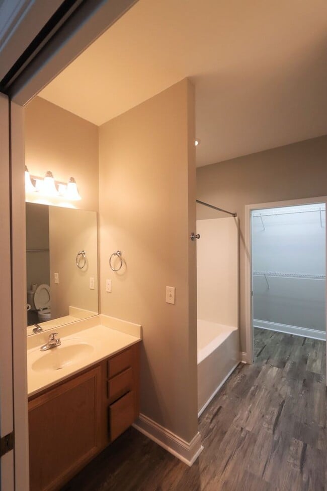 Building Photo - Charming 2 bedroom plus Bonus and Waterfront Amenities in Oak Ridge!