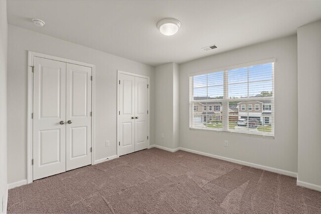 Building Photo - 4 Bedroom, 2.5 baths, with a 2 car garage located in Shell Point Farm.