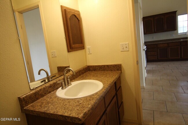 Building Photo - 456 Passmore Rd
