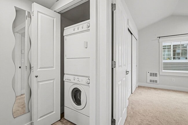 Building Photo - Move in ready refreshed 3 bed 2.5 bath town home