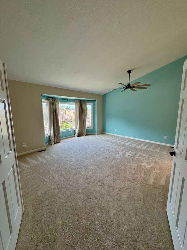 Building Photo - 5 Bedroom Home in Broadmoor Bluffs