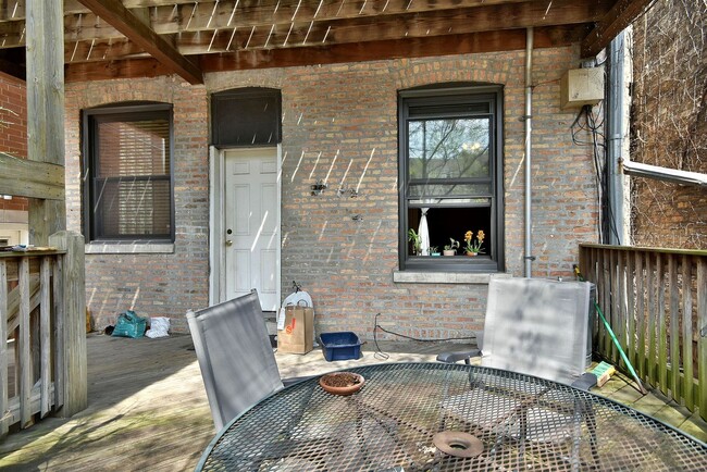 Building Photo - 911 W Dakin St