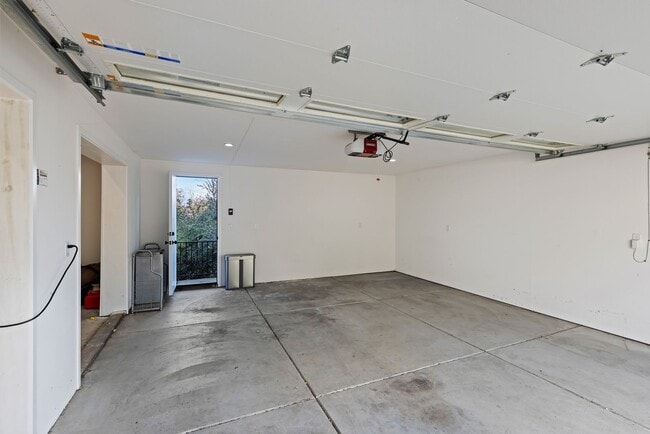 Building Photo - 1084 Brown Ave