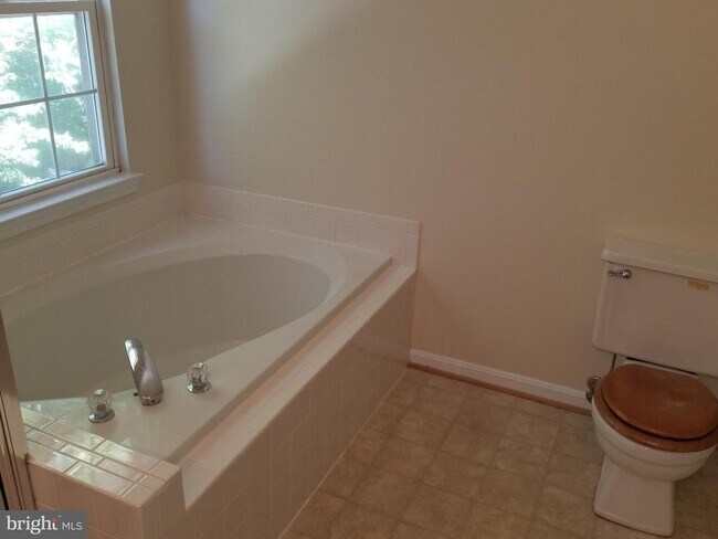 Building Photo - 16 Twin Lake Ct