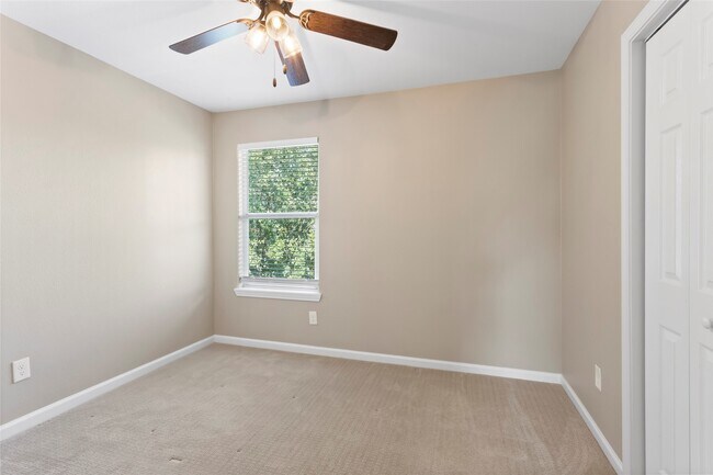 Building Photo - 838 Royal George Ln