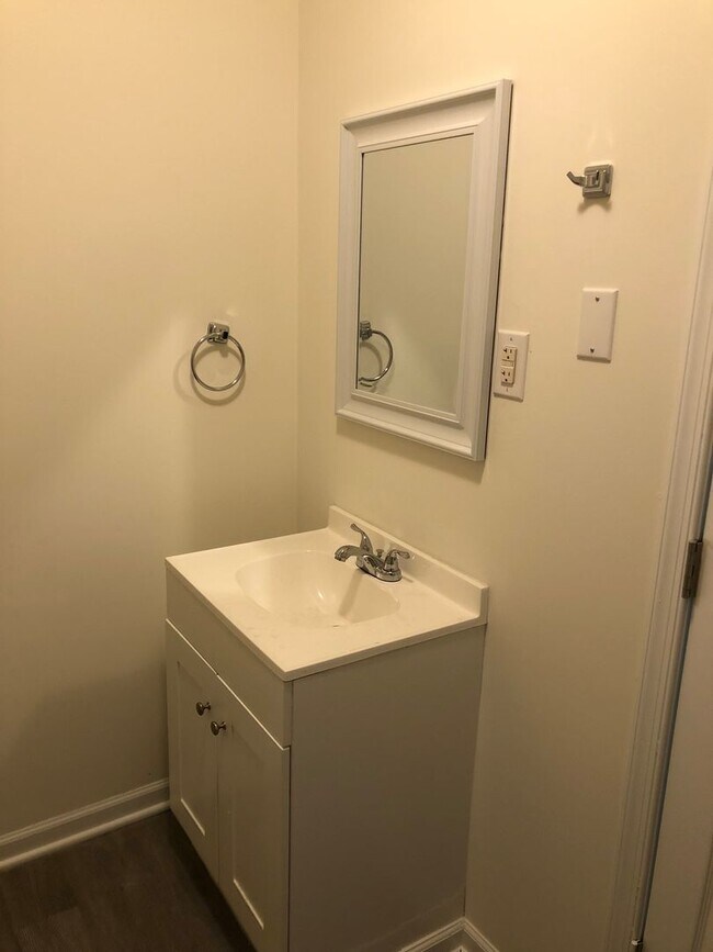 Building Photo - Renovated Duplex