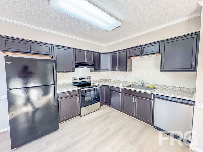 Building Photo - 2700 Thackery Rd